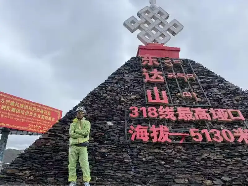东达山纪念碑 · 单车合影