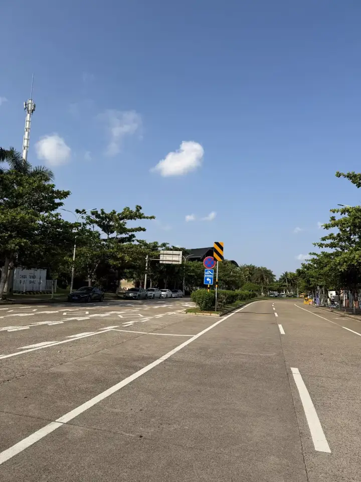 海岛公路与蓝天