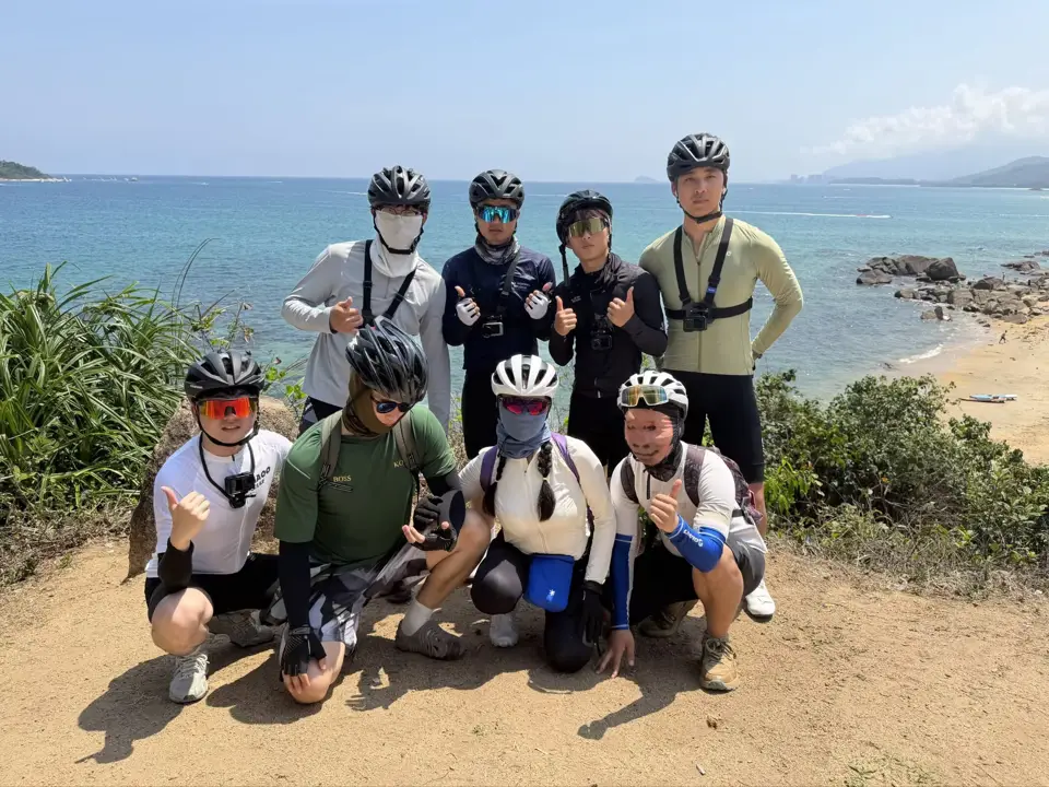 沙滩、冲浪板与合影