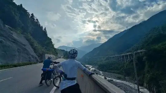 骑友与河谷公路