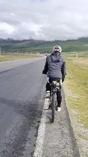 同伴骑行的背影