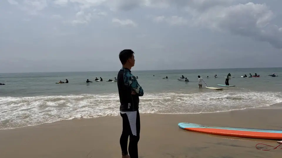 沙滩、冲浪板与合影