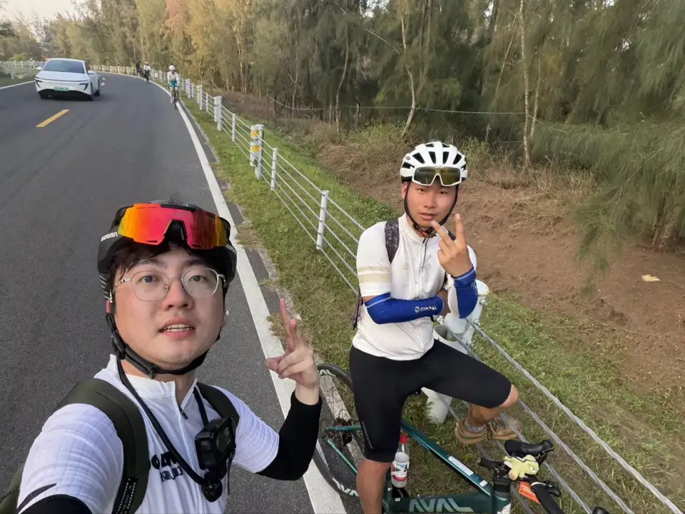 环岛公路与同行伙伴
