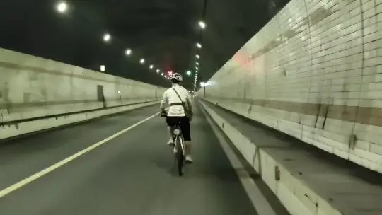 穿过隧道的骑友