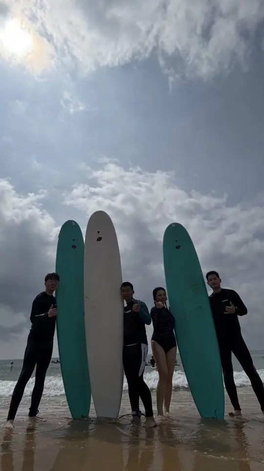 沙滩与冲浪板 · 同伴合影